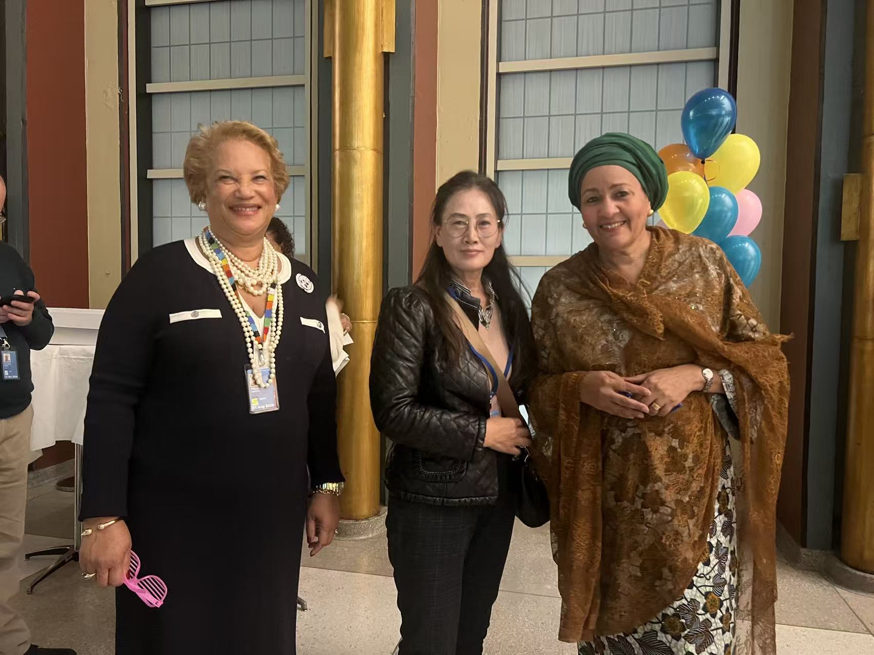 联合国工作人员晚会热闹非凡，名人媒体CEO与联合国副秘书长Amina合影