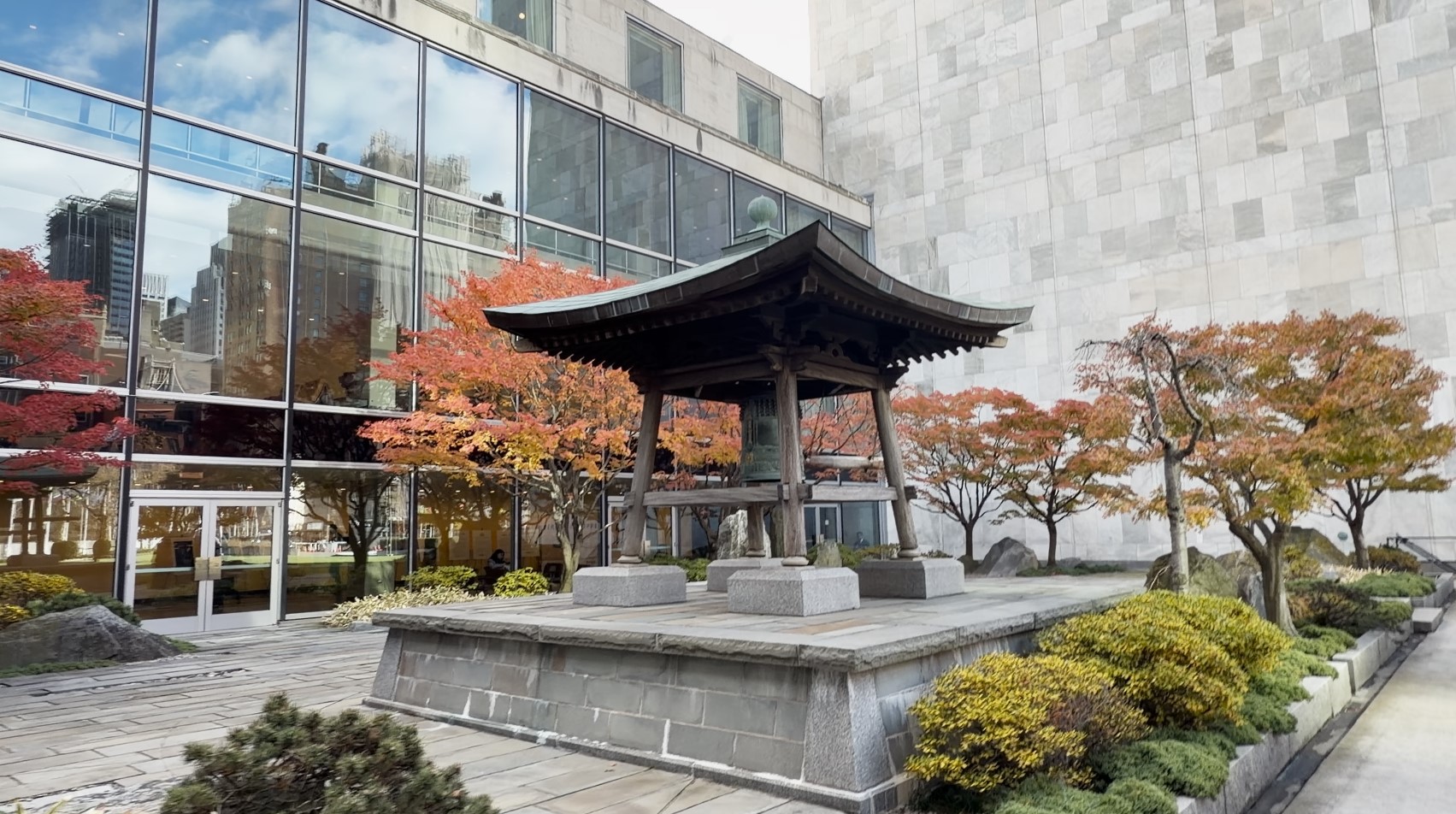 名人媒体记者述评：和平是美好的，但我们必须行动