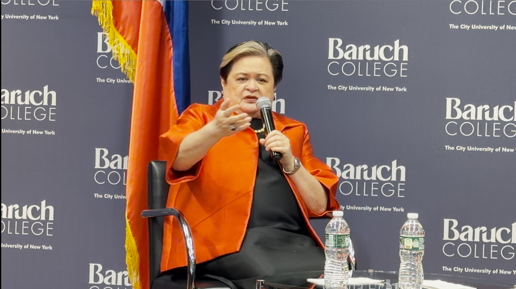 菲律宾外交部长兼东盟轮值主席在巴鲁克学院发表讲话并回答提问